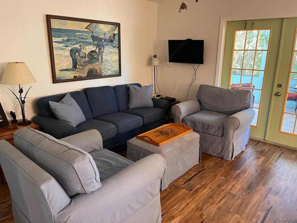Dolphin House 2 Bedroom Cottage home House in Sebastian