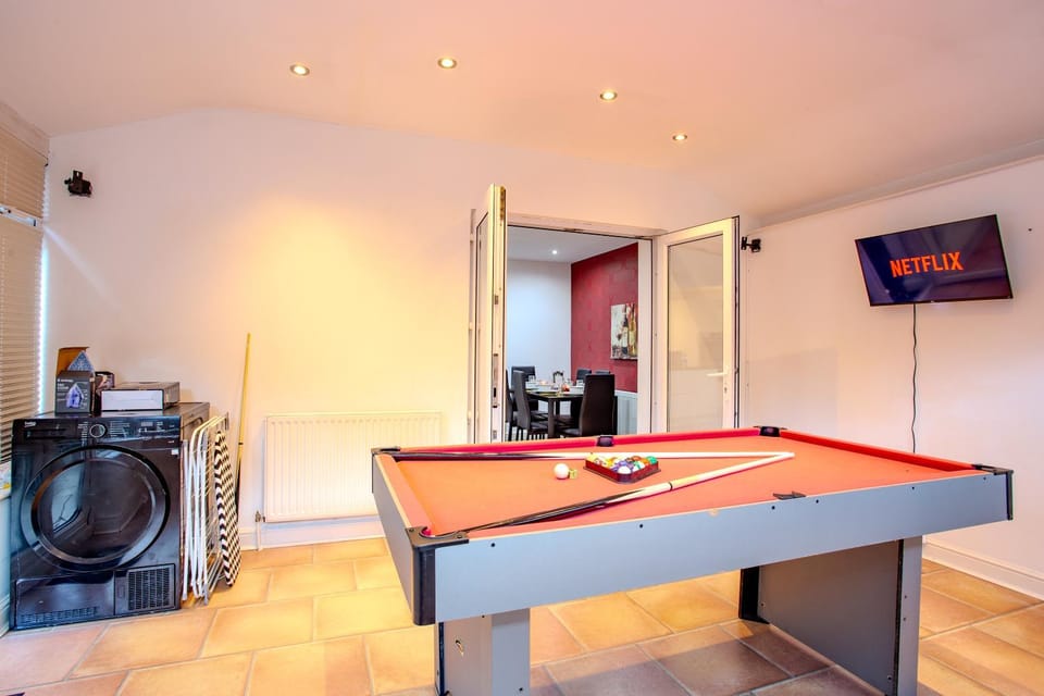 Communal lounge/ TV room, Billiard, Game Room, TV and multimedia, Evening entertainment