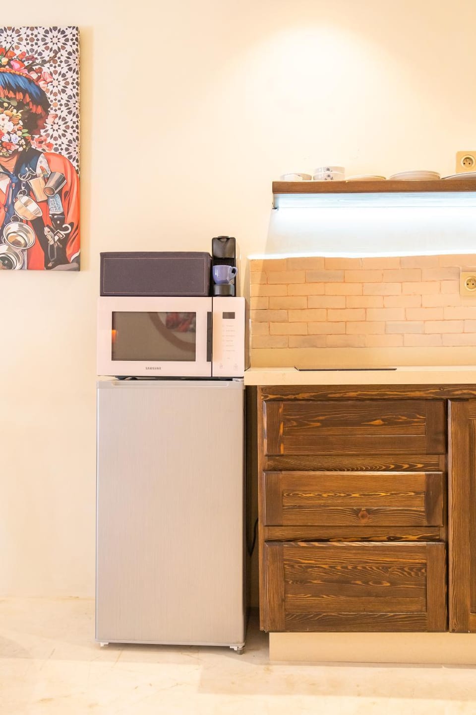 Kitchen or kitchenette, minibar