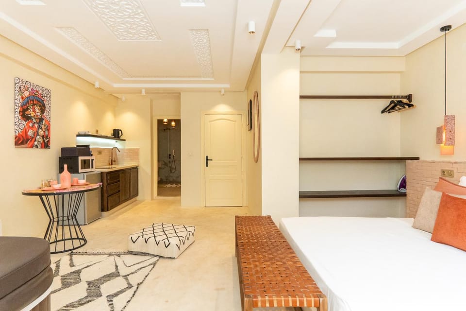 Bed, Kitchen or kitchenette, Living room, minibar