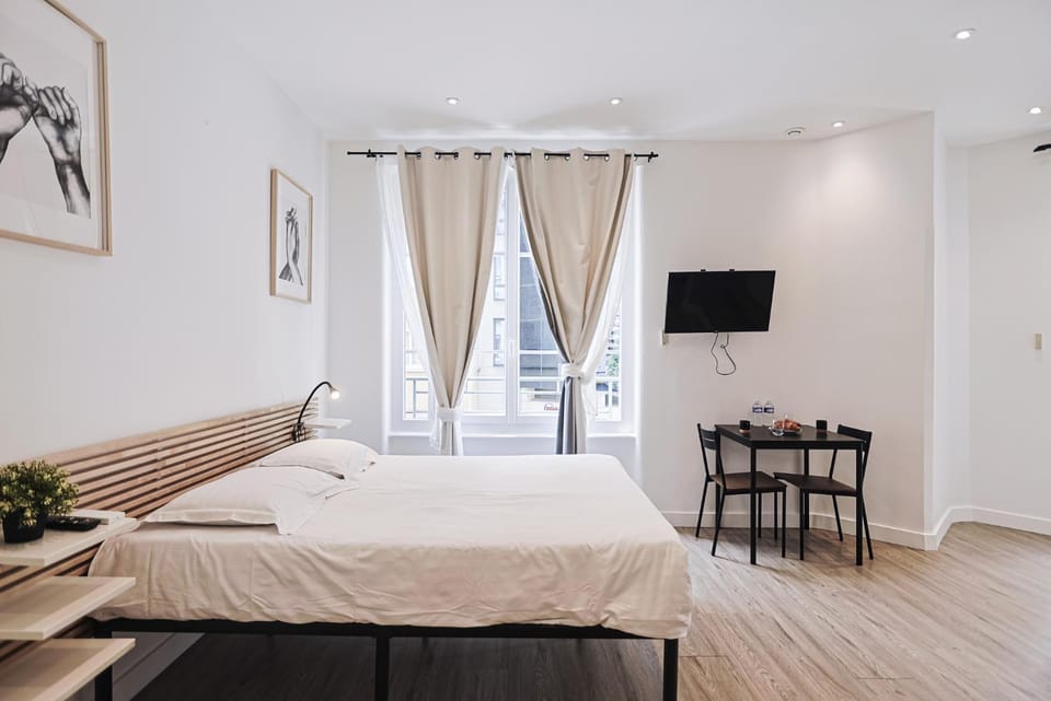 Bed, TV and multimedia, Photo of the whole room, Seating area, Bedroom
