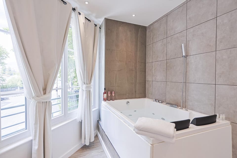 Hot Tub, Bathroom, towels