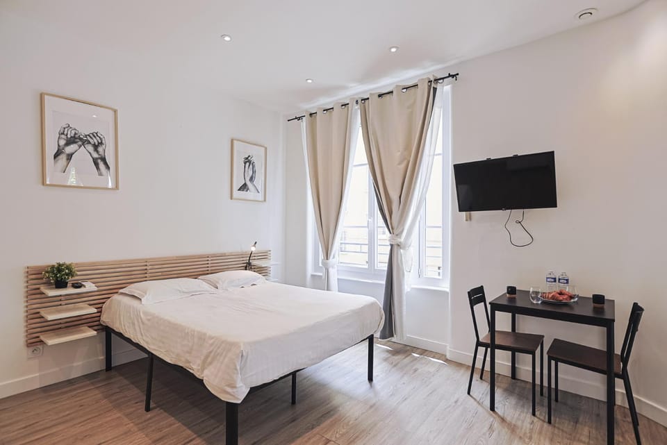 Bed, TV and multimedia, Photo of the whole room, Seating area, Dining area, Bedroom