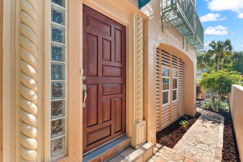 The Salty Sea Horse by Beachside Management Apartment in Siesta Beach