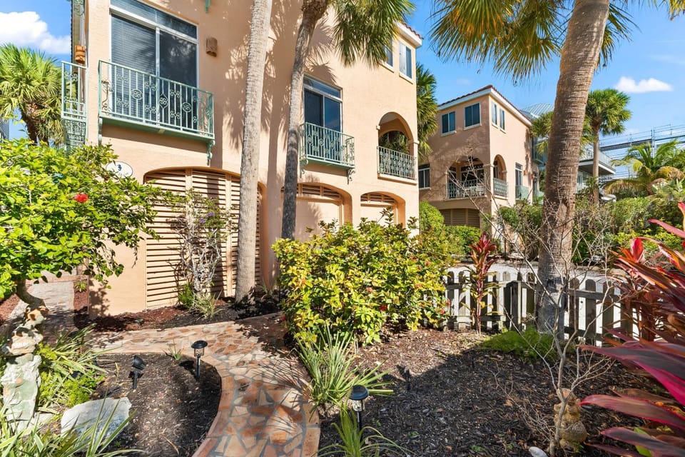 The Salty Sea Horse by Beachside Management Apartment in Siesta Beach