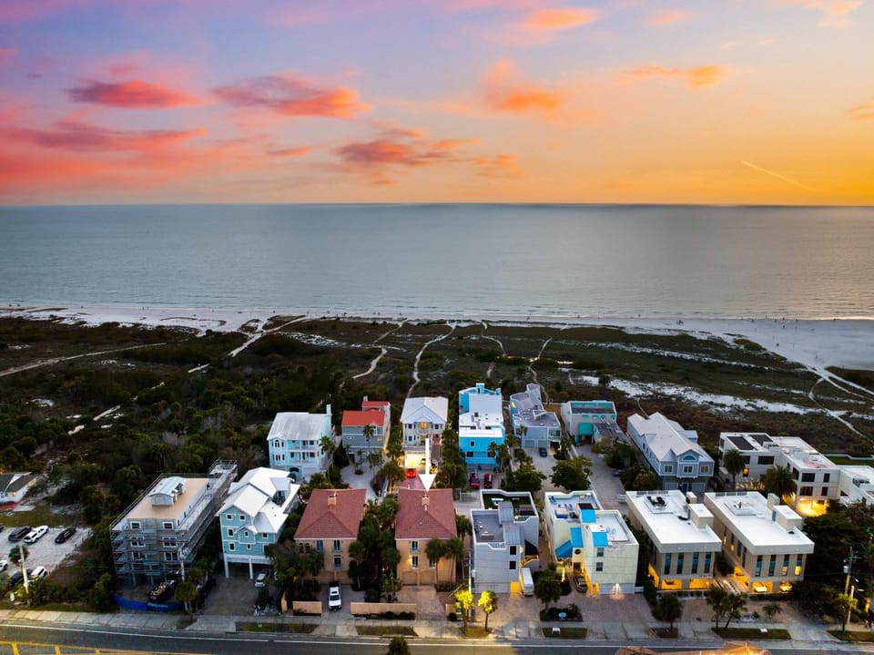 The Salty Sea Horse by Beachside Management Apartment in Siesta Beach