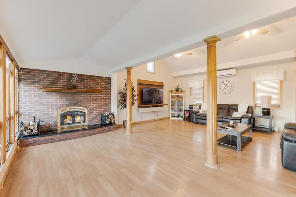 Mansion in the Hills with Pool Apartment in Woodbury