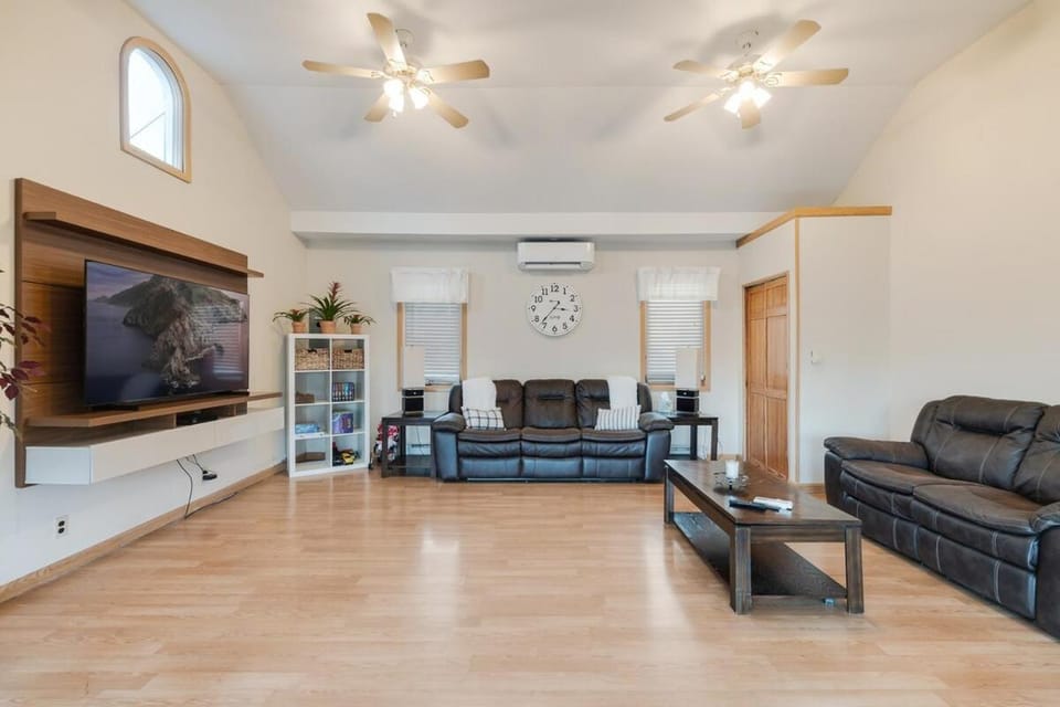 Mansion in the Hills with Pool Apartment in Woodbury