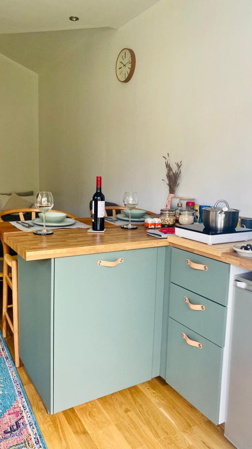 Kitchen or kitchenette, Dining area, stove