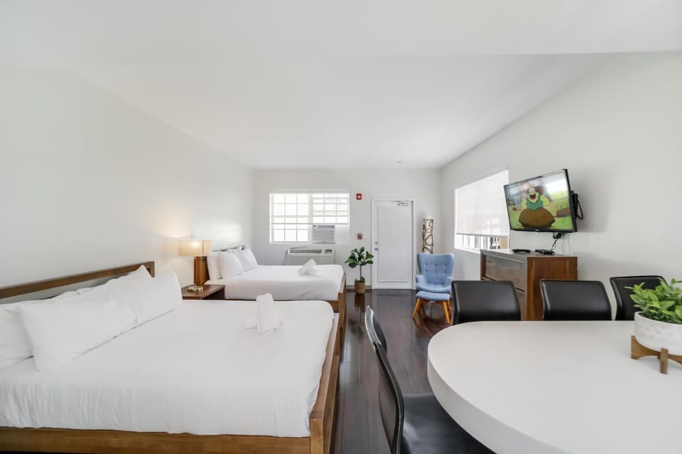 Bed, TV and multimedia, Photo of the whole room, Seating area, Bedroom, air conditioner