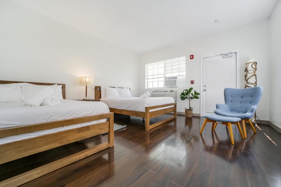 Bed, Photo of the whole room, Seating area, Bedroom, towels, air conditioner