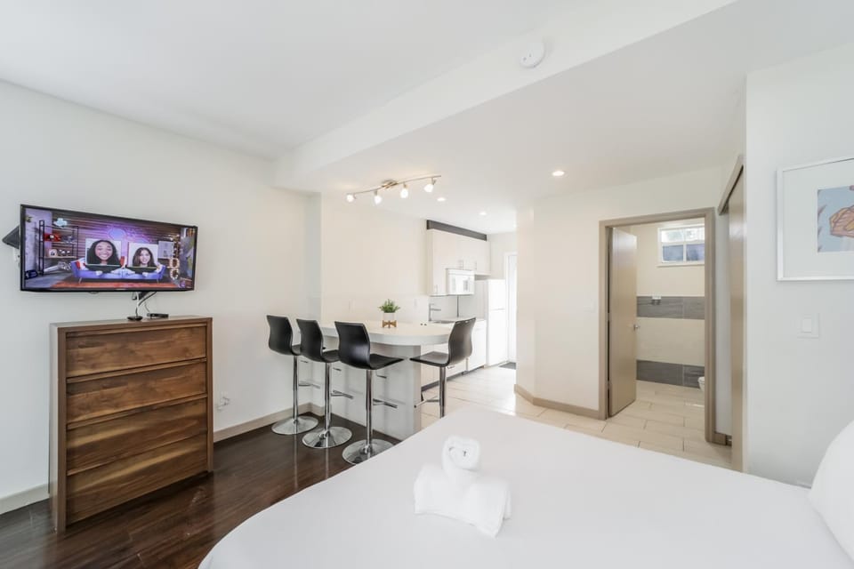 Bed, TV and multimedia, Kitchen or kitchenette, Living room, Photo of the whole room, Seating area, Dining area, Bedroom