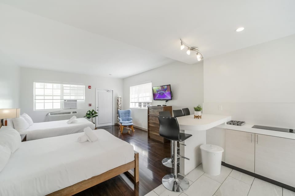 Bed, TV and multimedia, Living room, Photo of the whole room, Seating area, Bedroom
