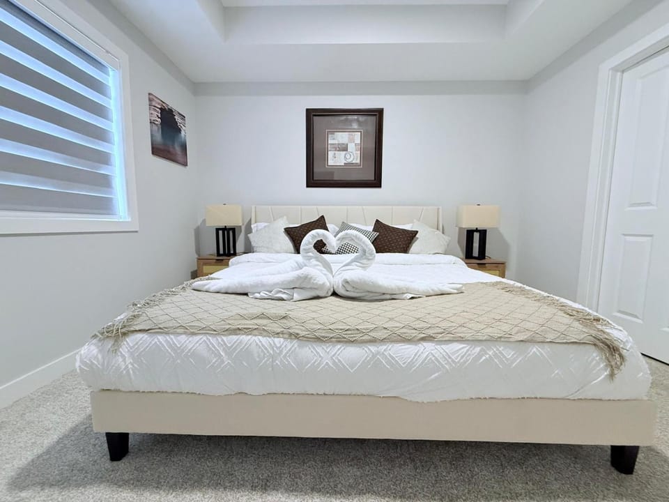 Maple Retreat Sleeps 14 5 Beds Themed Bdrm House in Edmonton