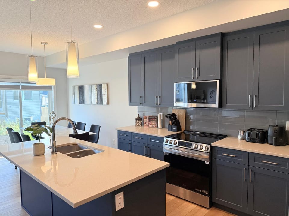 Maple Retreat Sleeps 14 5 Beds Themed Bdrm House in Edmonton