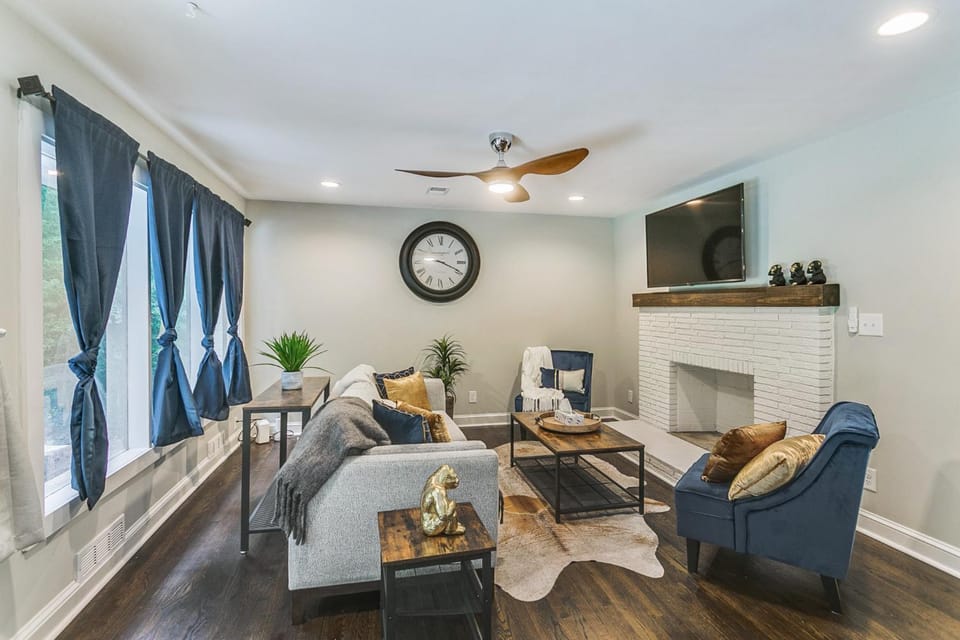 Designer 5 Bedroom with Backyard Downtown ATL House in Atlanta