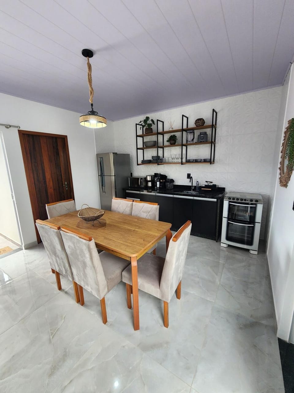 Kitchen or kitchenette, Dining area, oven