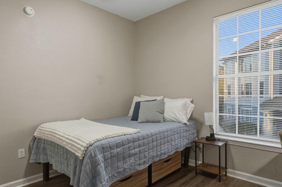 New Modern Stay Across from UNC-P with Pool & Gym Apartment in South Carolina