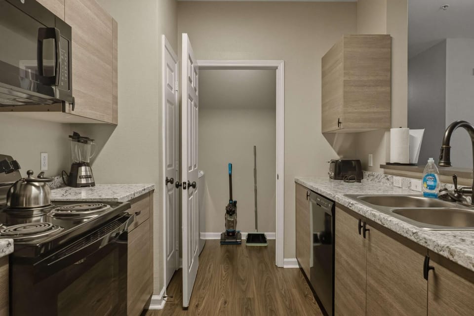 New Modern Stay Across from UNC-P with Pool & Gym Apartment in South Carolina