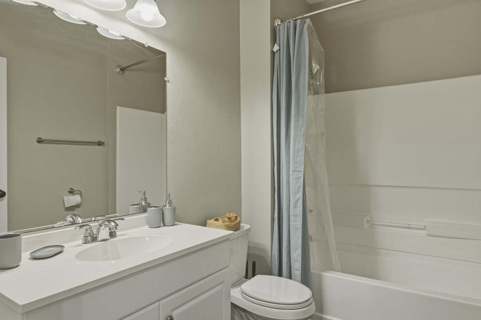 New Modern Stay Across from UNC-P with Pool & Gym Apartment in South Carolina