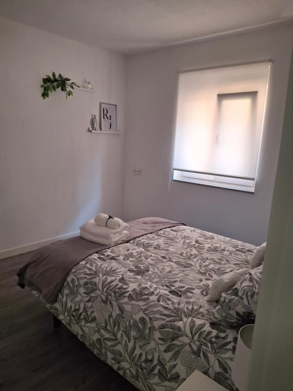 Bedroom, towels