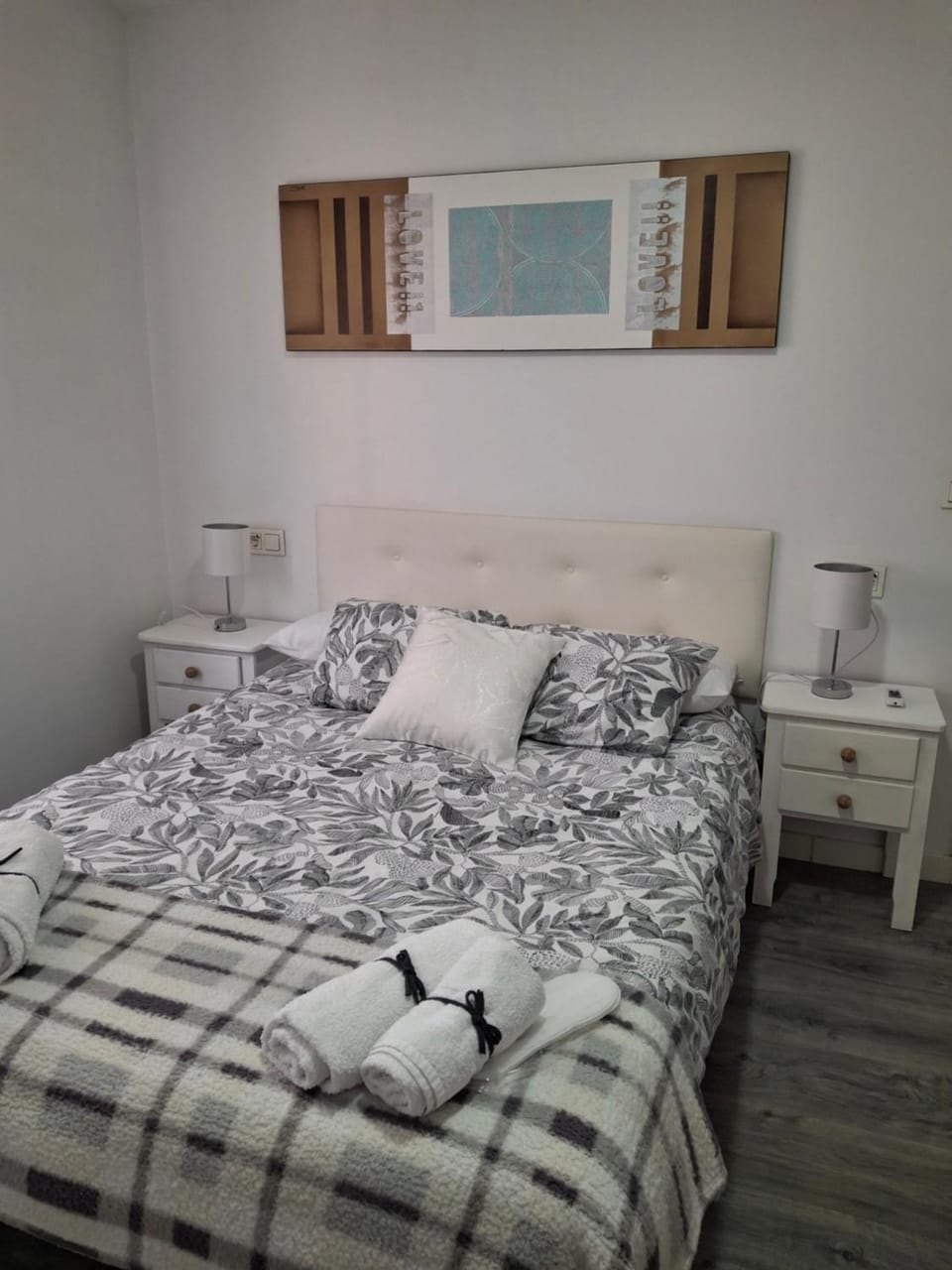 Photo of the whole room, Bedroom