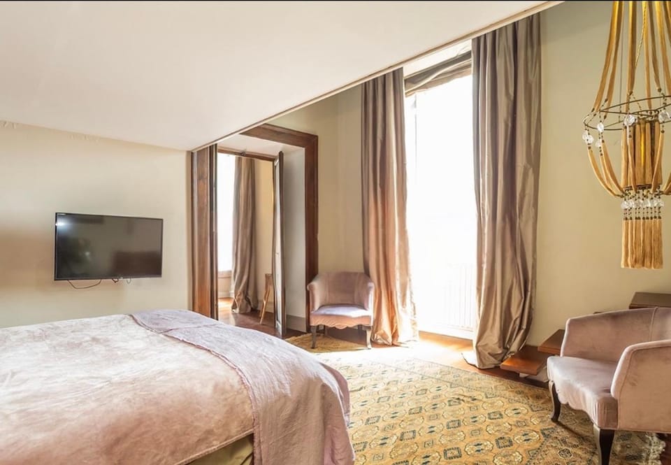 Bed, TV and multimedia, Photo of the whole room, Bedroom
