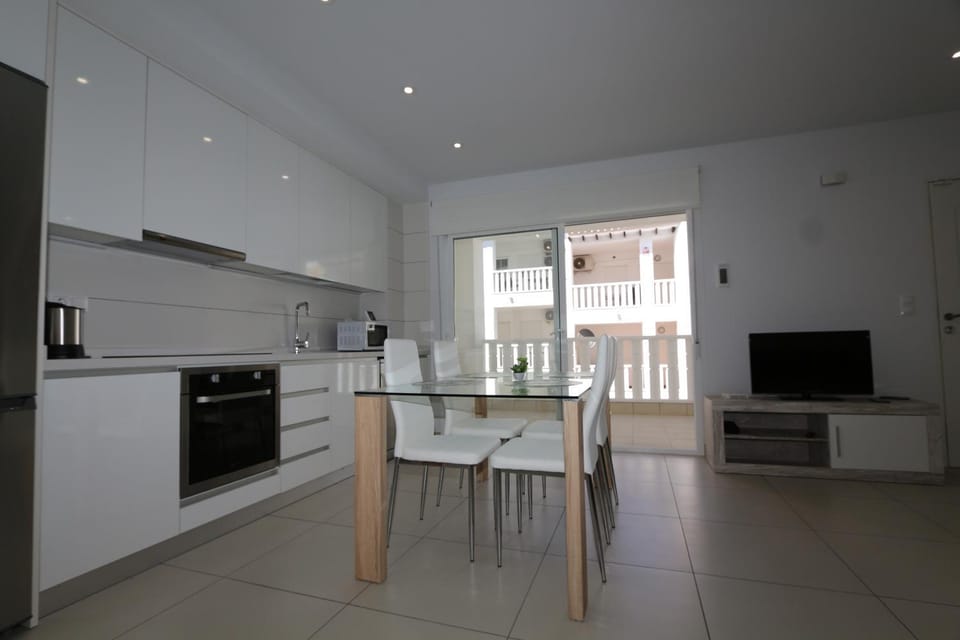 Communal lounge/ TV room, Kitchen or kitchenette, Living room, microwave, stove