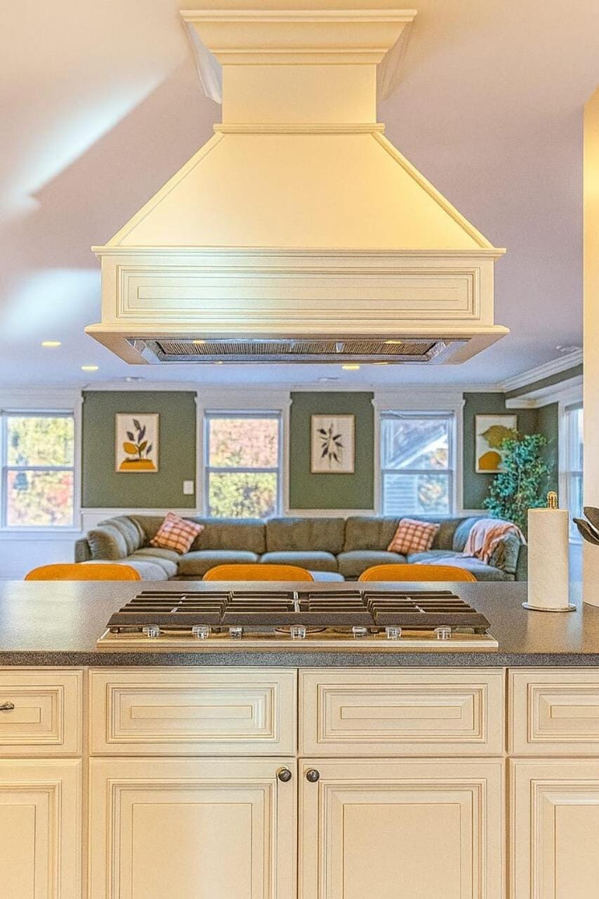 Kitchen or kitchenette, Living room, Seating area