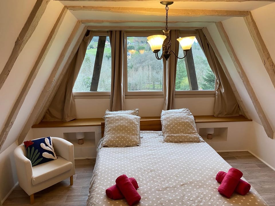 Photo of the whole room, Garden view