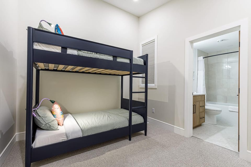 Shower, Bed, Bathroom, Bedroom, bunk bed, towels