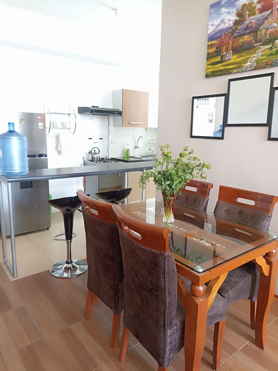 Kitchen or kitchenette, Dining area