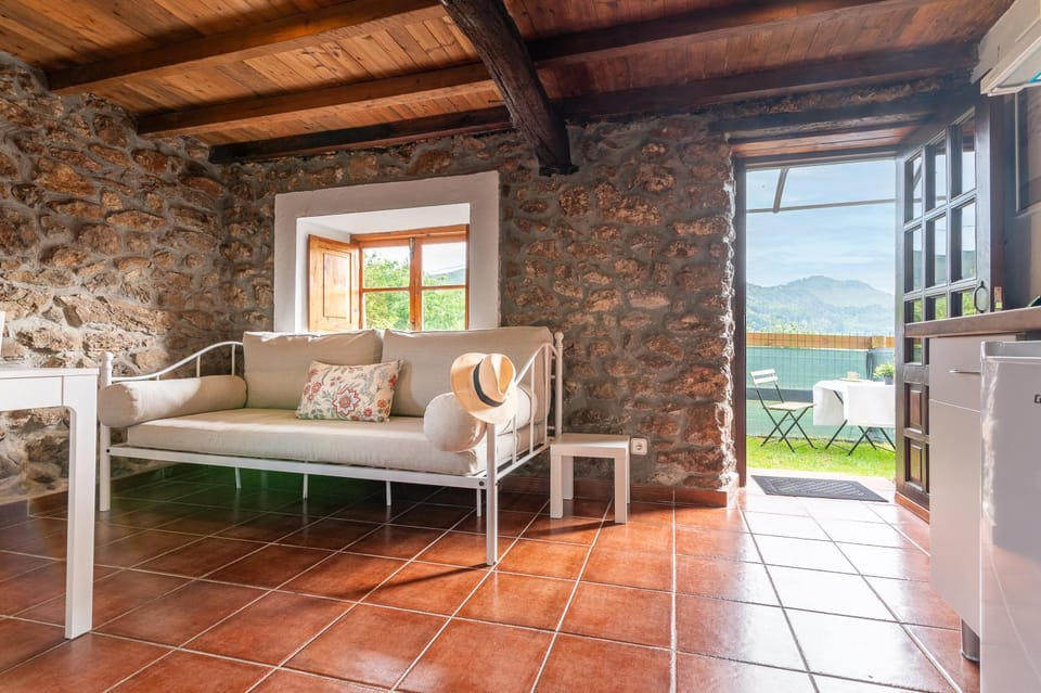 Natural landscape, Activities, BBQ facilities, Garden, View (from property/room), Balcony/Terrace, Living room, Seating area, Dining area, Hiking, Animals, Pets, Garden view, Landmark view, Mountain view, Area and facilities, Location, furniture, pet friendly