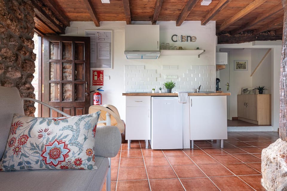 Coffee/tea facilities, Kitchen or kitchenette, Animals, Pets, Area and facilities, Location, furniture, microwave, pet friendly, storage, stove, toaster, wardrobe, washing machine