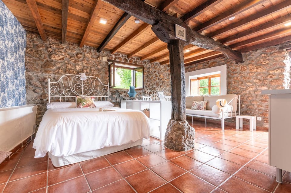 Bed, Living room, Photo of the whole room, Seating area, Dining area, Animals, Pets, Garden view, Landmark view, Mountain view, Area and facilities, Location, furniture, pet friendly, storage, towels, wardrobe