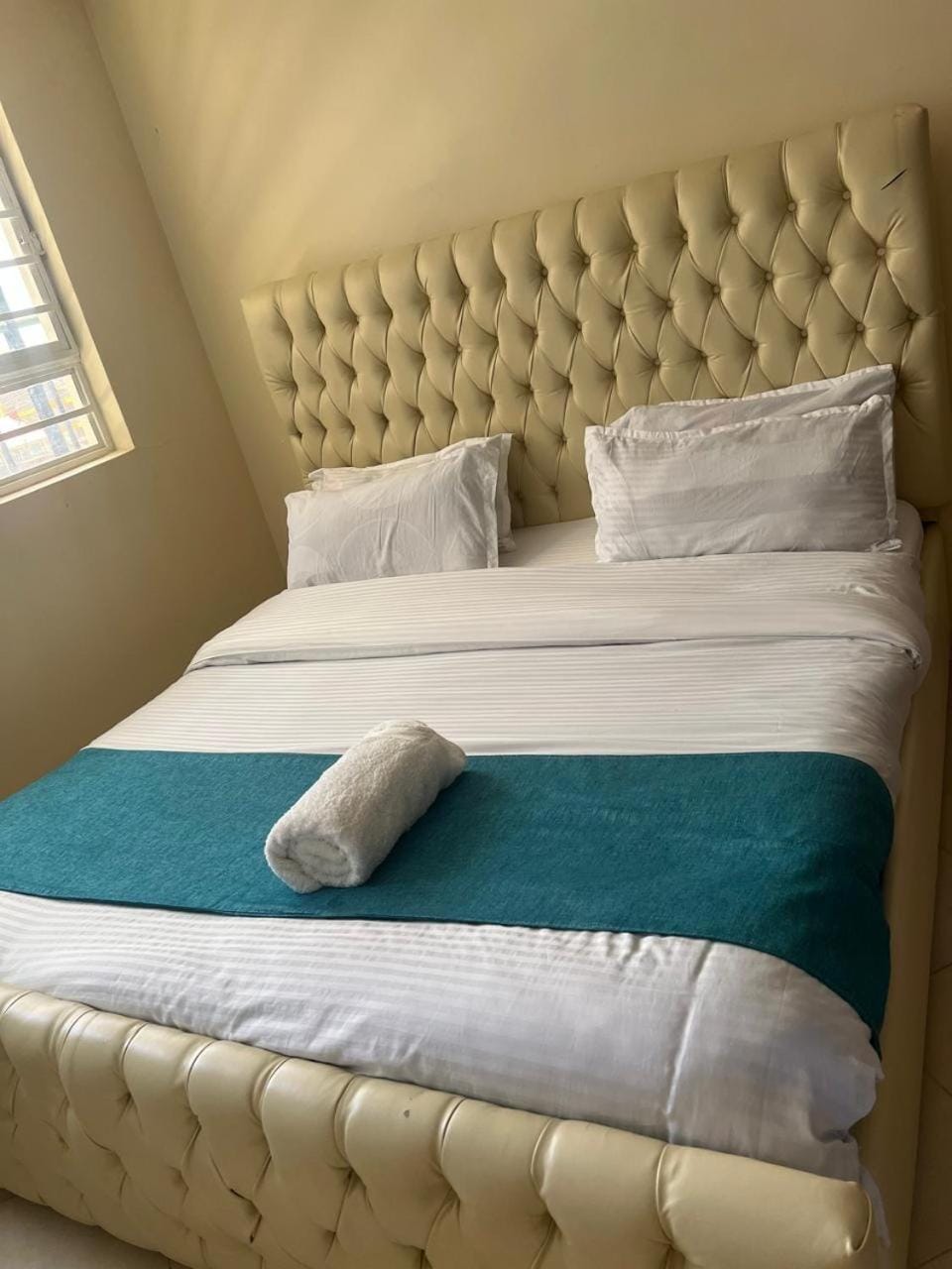 Bed, Bedroom, towels
