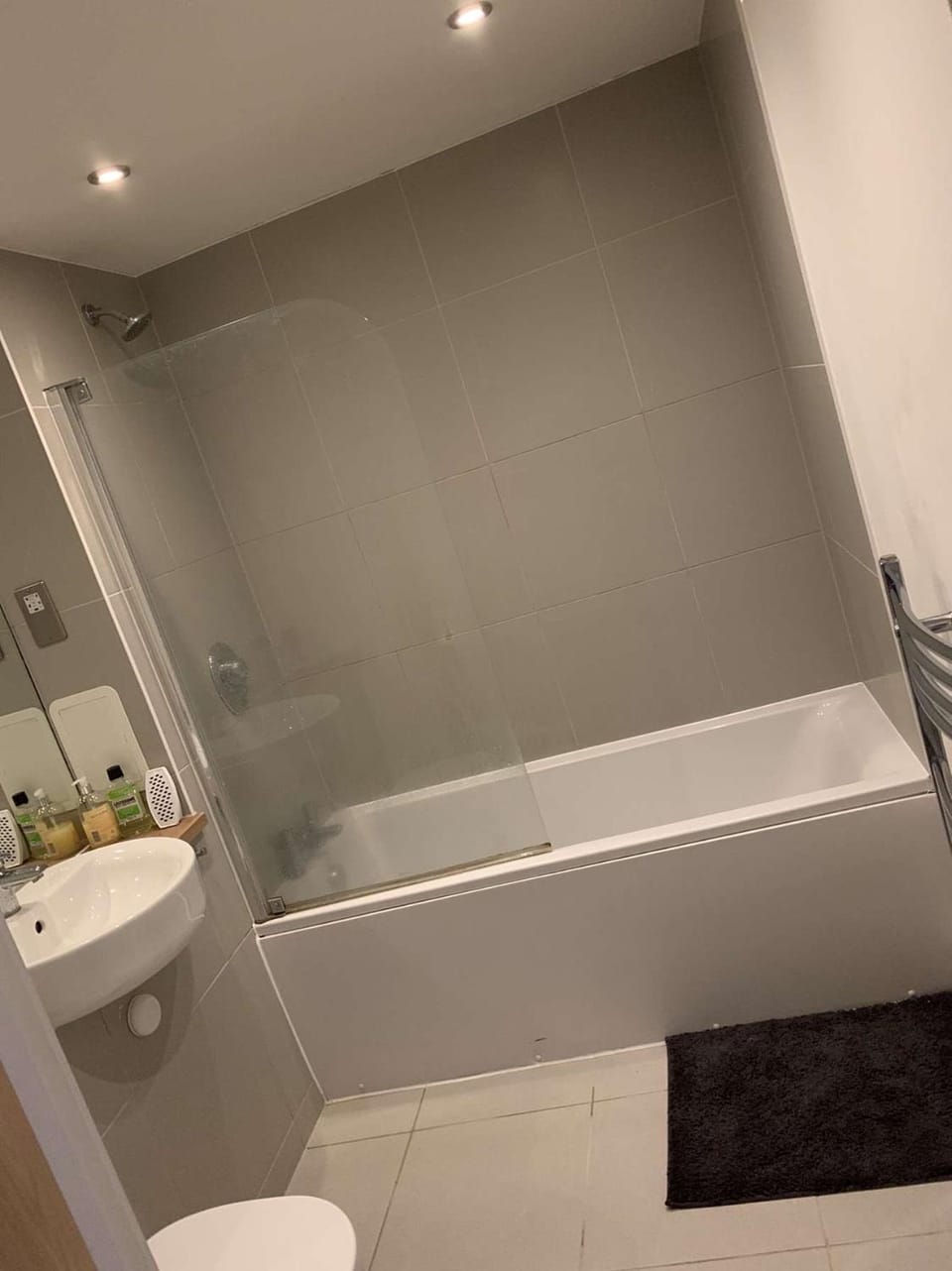 Bright and Stylish Two Bedroom Apartment Apartment in London