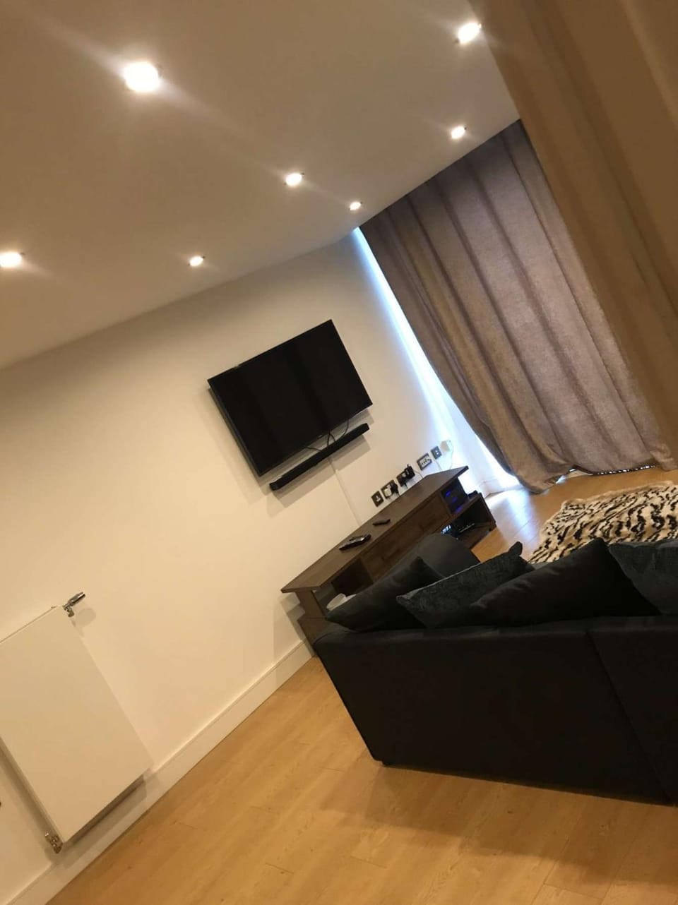 Bright and Stylish Two Bedroom Apartment Apartment in London