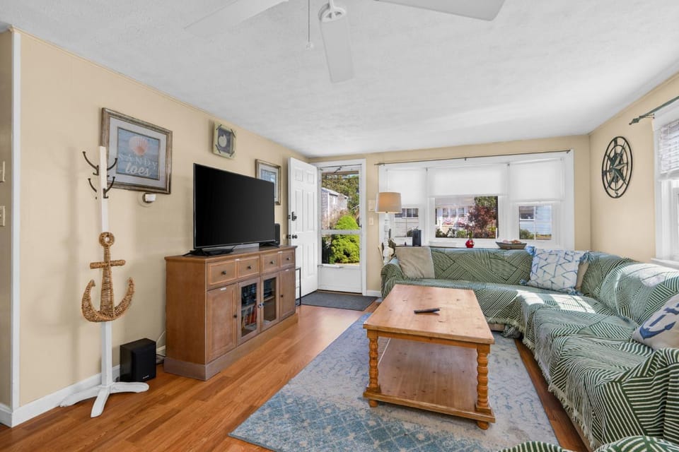 Sunny Cape Cod Cottage Near Lewis Bay House in West Yarmouth