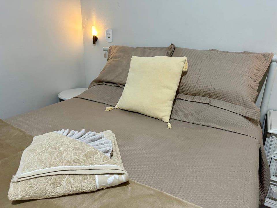 Bed, Living room, Photo of the whole room, Seating area, Bedroom