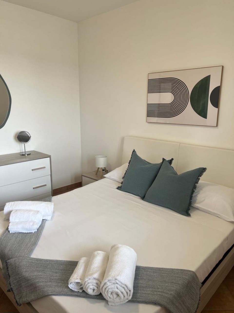 Bed, Photo of the whole room, Bedroom, towels