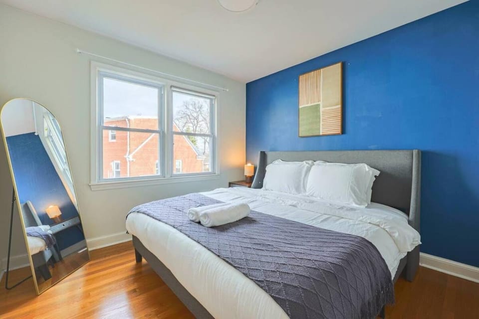 Glebe - Luxury 5BR Home Minutes to DC and Ballston Metro Apartment in McLean