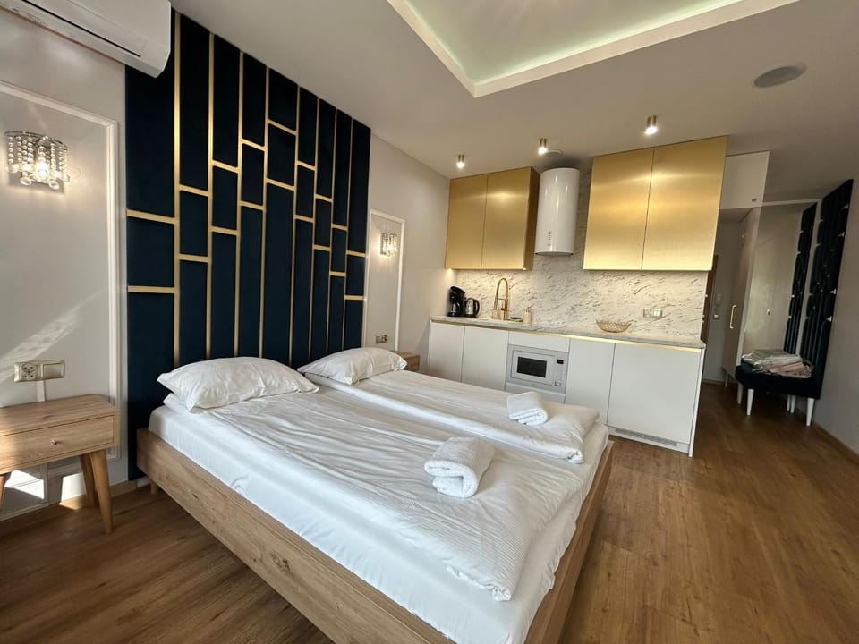 Bed, Kitchen or kitchenette, Living room, Photo of the whole room, Seating area, Bedroom, towels