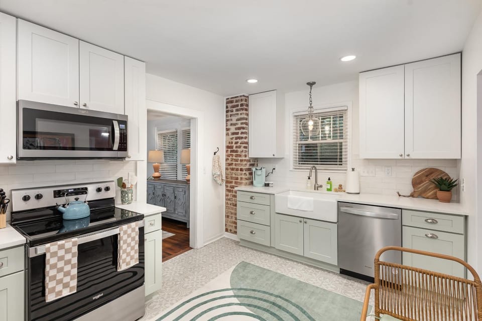 Walkable City Trendy Hideout for Foodies - 3BR-2BA House in Charlotte
