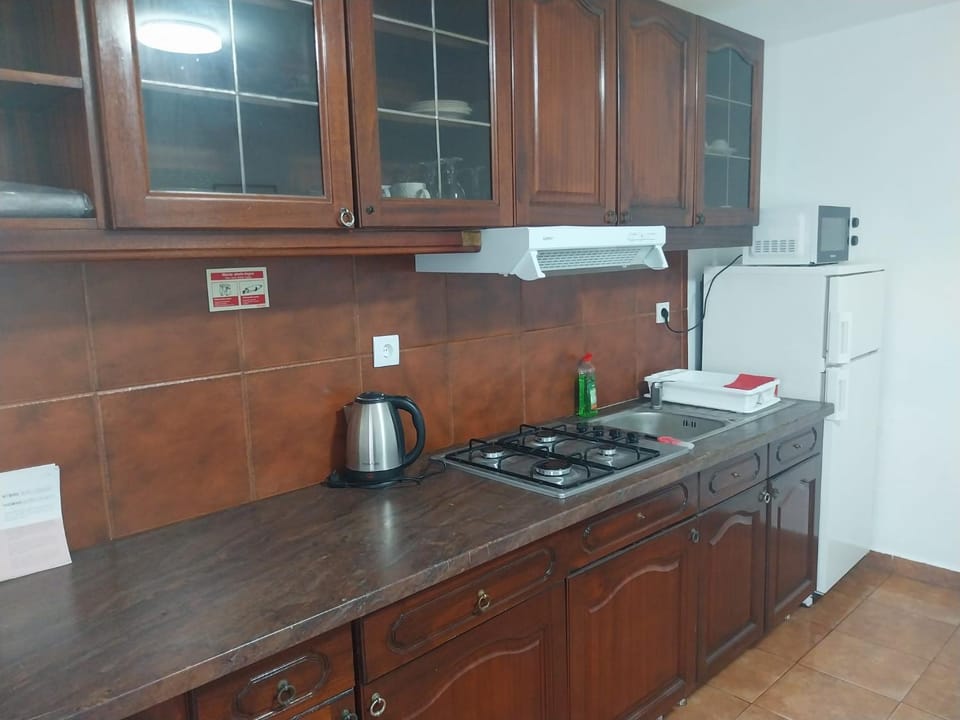 Kitchen or kitchenette, microwave, stove