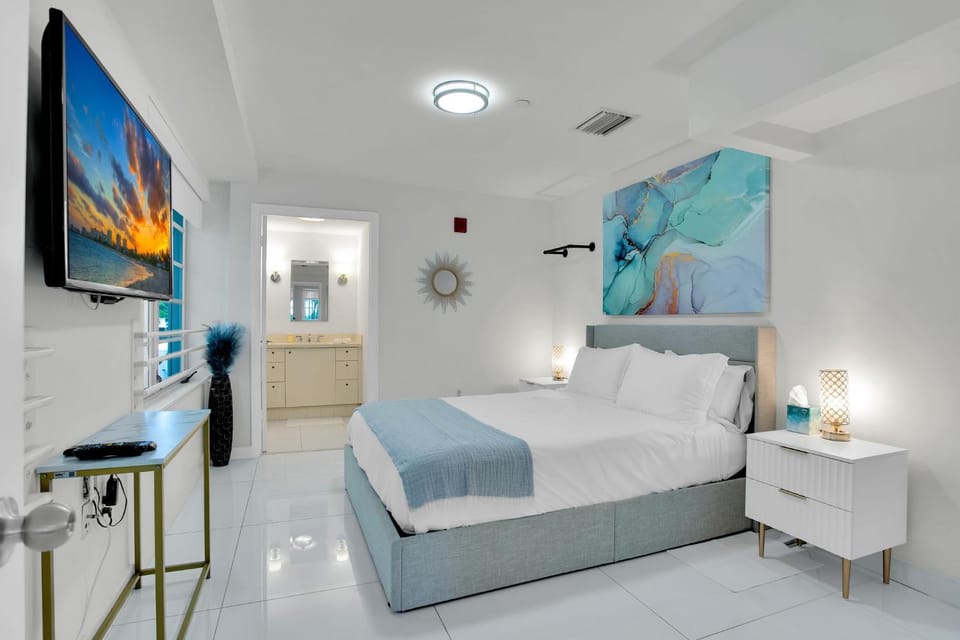 2BR Art Deco Retreat Steps Away from the Beach Apartment in Flamingo Lummus