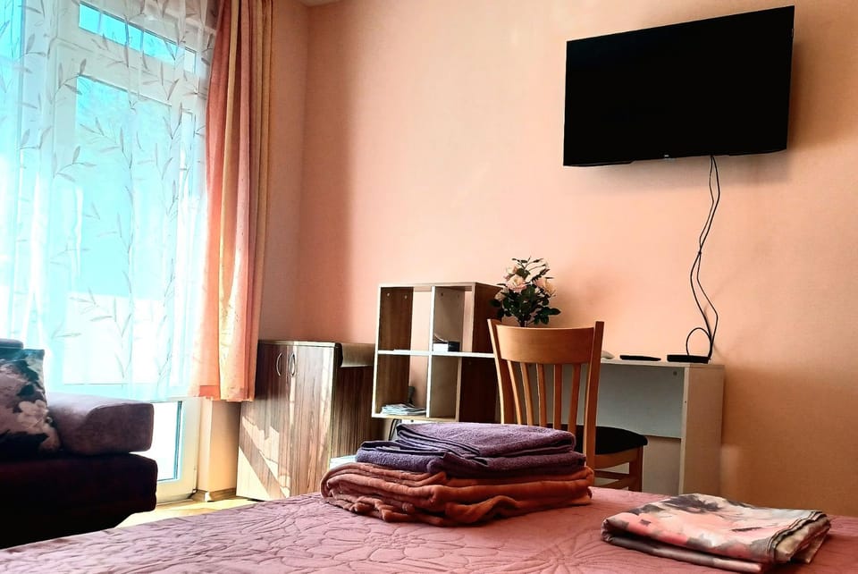 Communal lounge/ TV room, Bed, TV and multimedia, Living room, Photo of the whole room, Seating area, Evening entertainment, Bedroom, towels