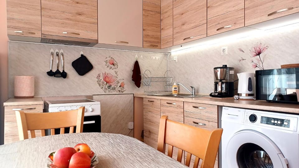 Coffee/tea facilities, Kitchen or kitchenette, Dining area, microwave, oven, stove, washing machine