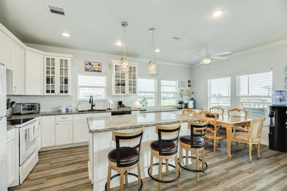 Purple Paradise- Beachy Fun, Bay & Beach Views! House in Brazoria County