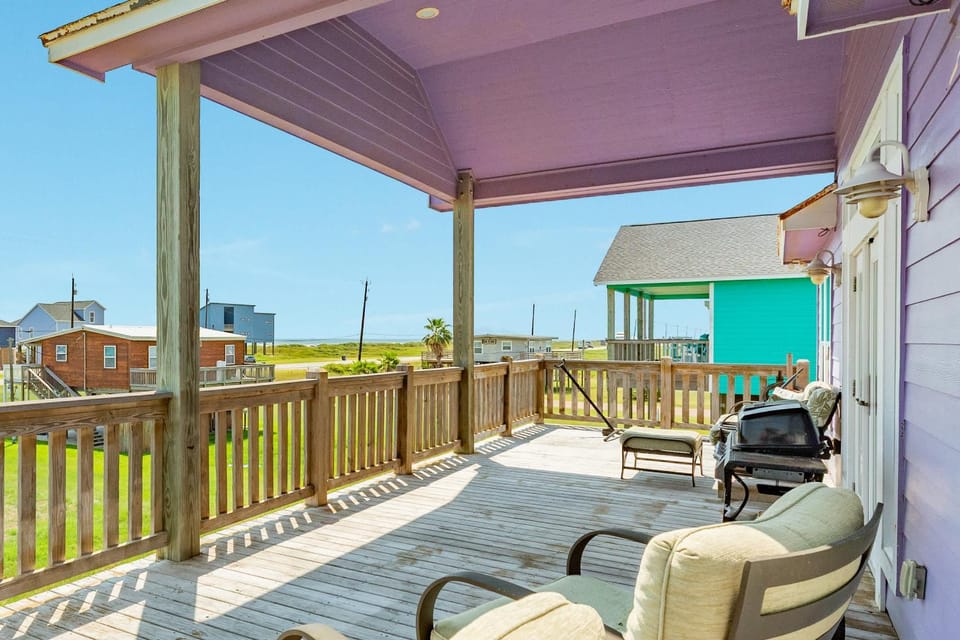 Purple Paradise- Beachy Fun, Bay & Beach Views! House in Brazoria County